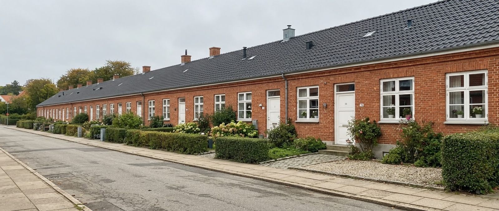 Dansk parcelhus med nyt vindue monteret i lyse karme