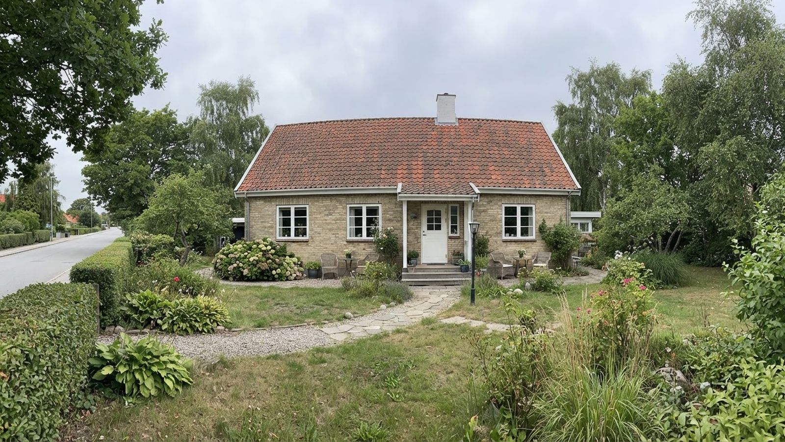 Nye vinduer i aftenlys bag en dansk bolig